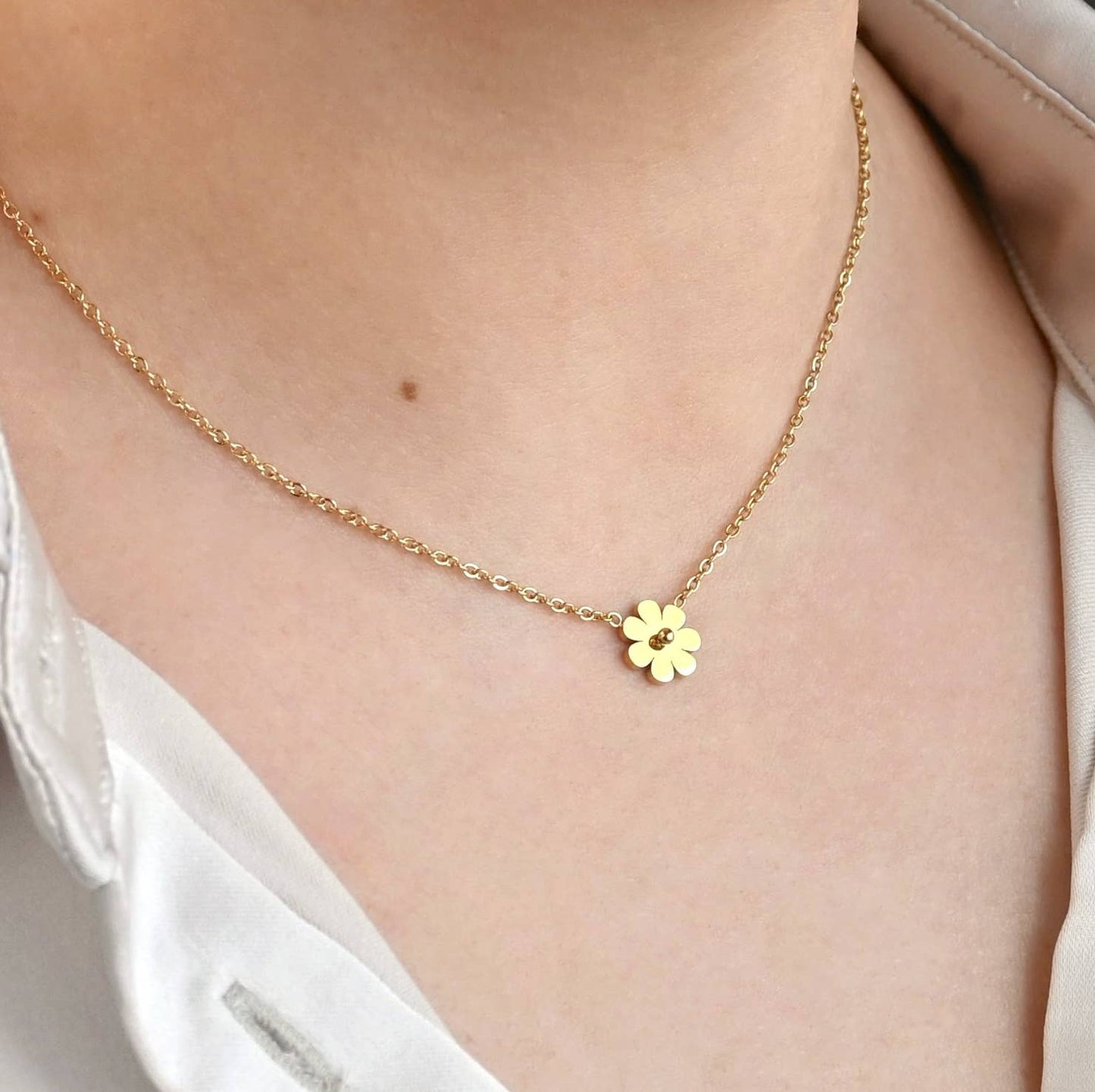 18k Gold Flower Necklace - Minimalist Flower Pendant
